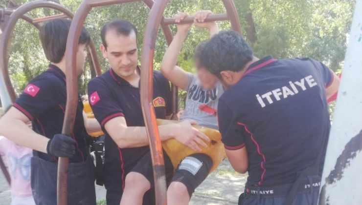 Salıncağa sıkışan çocuğun imdadına itfaiyeciler yetişti