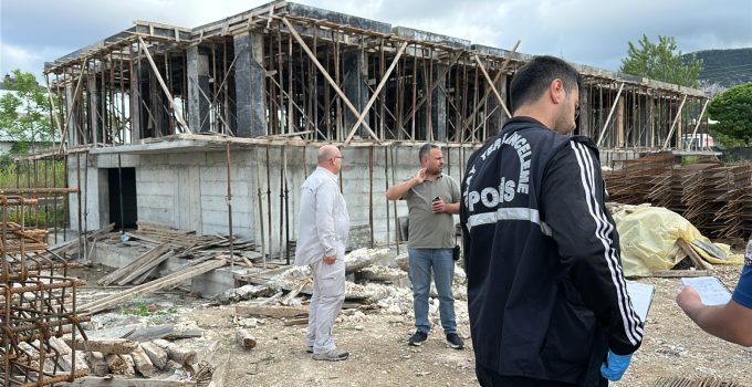 Makara iskelenin üzerine devrildi: 2’si ağır 4 işçi yaralandı