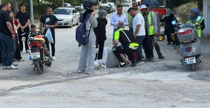 OTOMOBİL İLE MOTOSİKLET ÇARPIŞTI: YARALI SÜRÜCÜ HASTANEYE KALDIRILDI