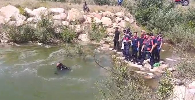 Tarlasını sulamak için gittiği gölette can verdi