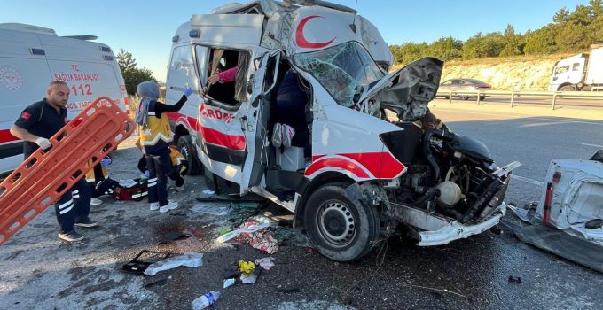 Hasta nakli yapan ambulans TIR’a çarptı: 1 ölü, 3 yaralı