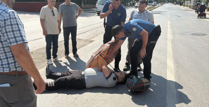 POLİS EKİPLERİ YARALIYI ŞEMSİYE İLE GÜNEŞTEN KORUDU