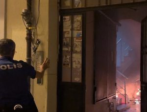 Alevlere ilk koşan polis oldu: Su şişeleriyle yangını söndürüp yaşlı kadını kurtardılar