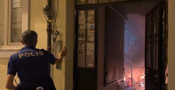 Alevlere ilk koşan polis oldu: Su şişeleriyle yangını söndürüp yaşlı kadını kurtardılar