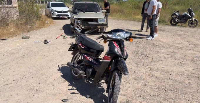 Motosikletli iki çocuğa otomobil çarptı: plaka tişörtünün içinden çıktı