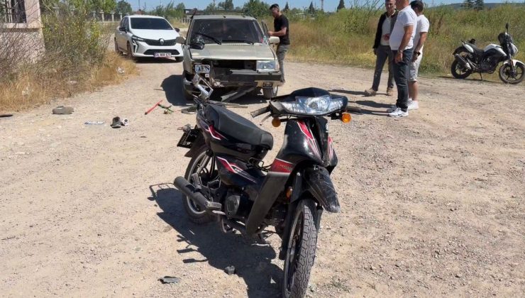 Motosikletli iki çocuğa otomobil çarptı: plaka tişörtünün içinden çıktı