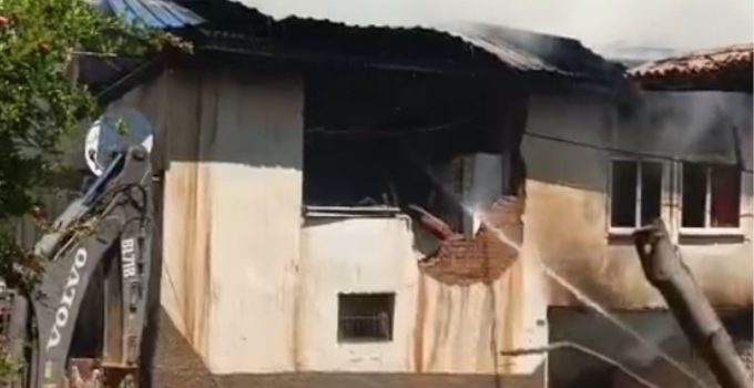 Korkutan yangında ahşap ev küle döndü