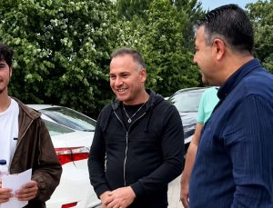 Başkan Akel sınava giren öğrencilerin ve ailelerinin heyecanına ortak oldu