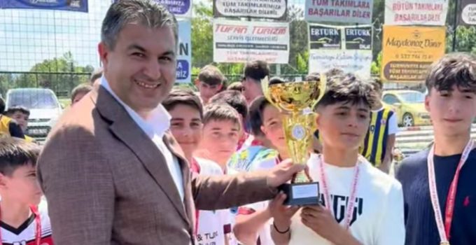 Okullar arası halı saha turnuvası büyük heyecana sahne oldu