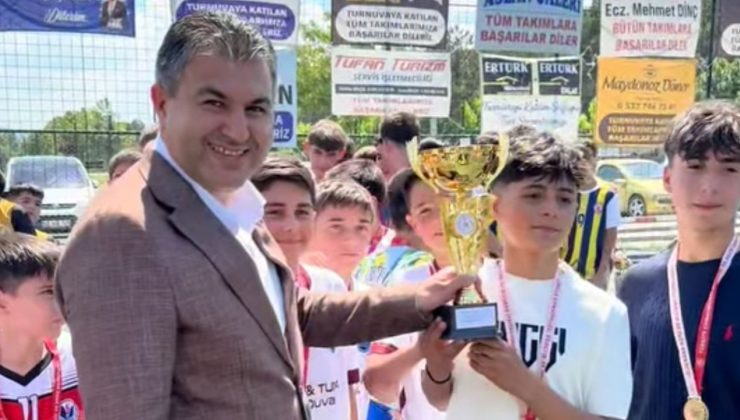 Okullar arası halı saha turnuvası büyük heyecana sahne oldu