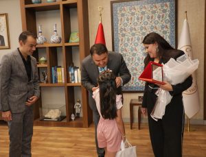 Valilik makamında duygusal anlar: Örnek ailelere plaket verildi