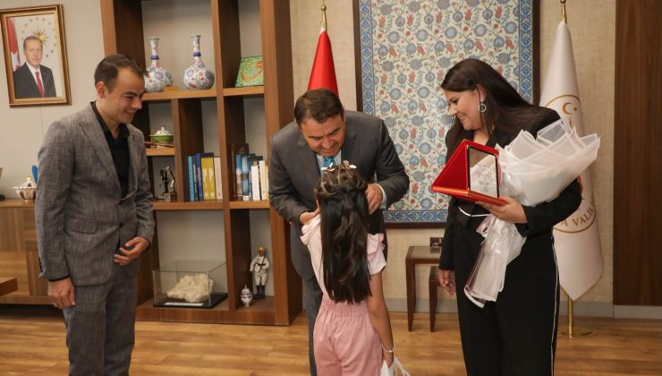 Valilik makamında duygusal anlar: Örnek ailelere plaket verildi