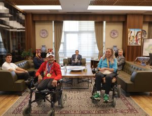 Şampiyon sporcular valilikte ağırlandı