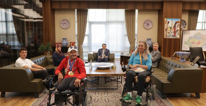 Şampiyon sporcular valilikte ağırlandı