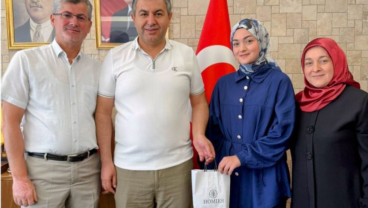 Başkan Akel, YKS’de dereceye giren öğrencileri ağırladı