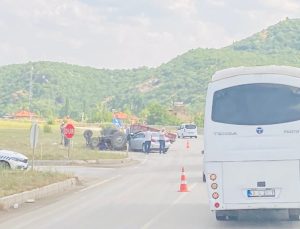 Otomobil ile traktör çarpıştı: 3 yaralı
