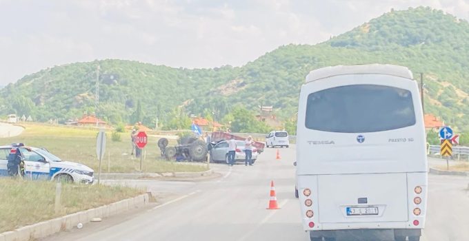 Otomobil ile traktör çarpıştı: 3 yaralı