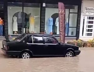 Sağanak yağış etkili oldu, yollar göle döndü