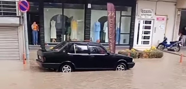 Sağanak yağış etkili oldu, yollar göle döndü
