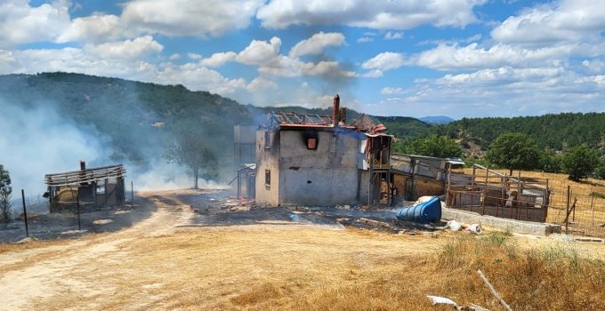 Evde başlayan yangın ormana sıçradı: Helikopter desteğiyle söndürüldü