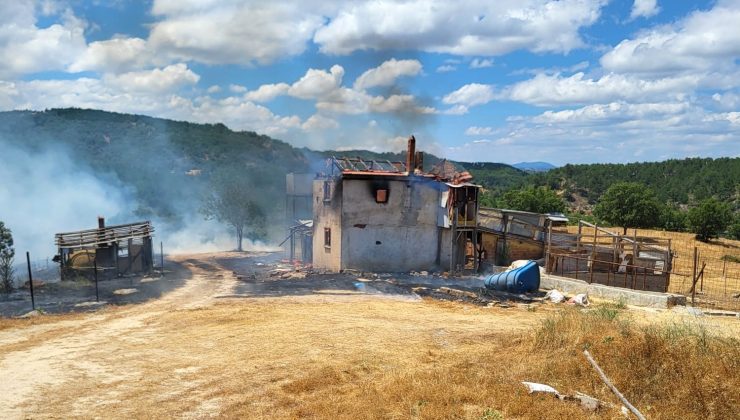 Evde başlayan yangın ormana sıçradı: Helikopter desteğiyle söndürüldü