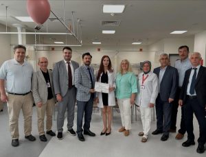 Başarılı hekime şehir hastanesinde tebrik programı