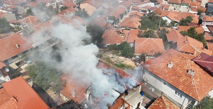 Tek katlı evde çıkan yangın söndürüldü