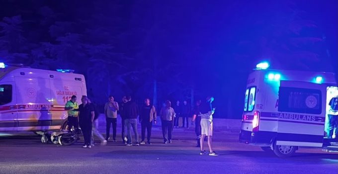 İki motosiklet çarpıştı: 3 yaralı