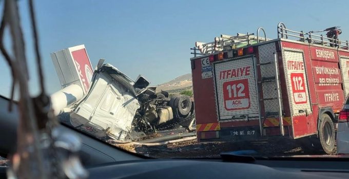 TIR akaryakıt istasyonuna daldı