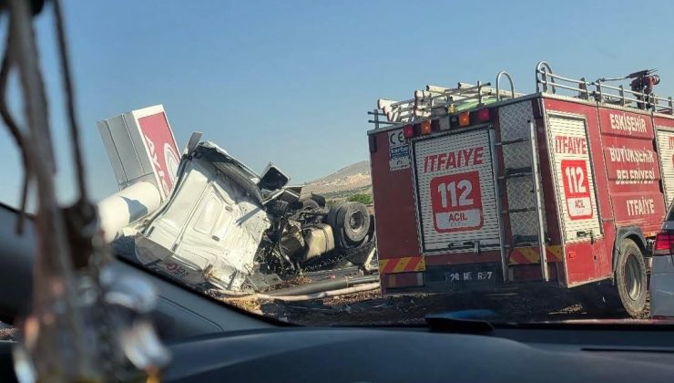 TIR akaryakıt istasyonuna daldı