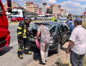 Kamyon otomobile arkadan çarptı: 2 çocuk yaralı