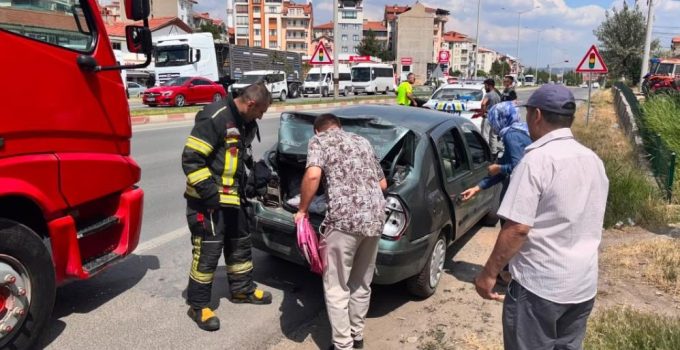 Kamyon otomobile arkadan çarptı: 2 çocuk yaralı