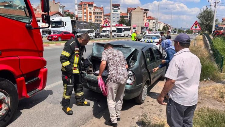 Kamyon otomobile arkadan çarptı: 2 çocuk yaralı