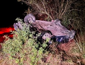 Takla atan otomobil tarlaya uçtu: 1’i ağır 2 yaralı