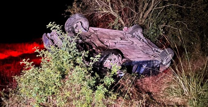 Takla atan otomobil tarlaya uçtu: 1’i ağır 2 yaralı