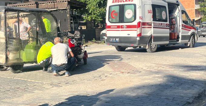 Engelli aracı ile moped çarpıştı: 1 yaralı