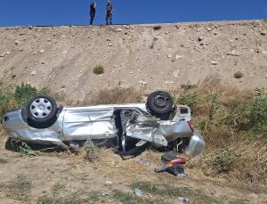 İki otomobil çarpıştı, biri uçuruma yuvarlandı: 3 yaralı