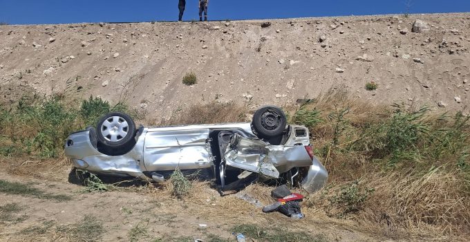İki otomobil çarpıştı, biri uçuruma yuvarlandı: 3 yaralı