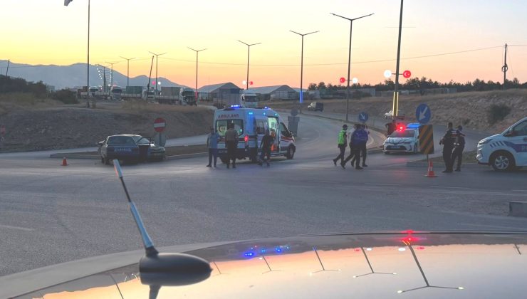 İki otomobil kavşakta çarpıştı: 4 yaralı