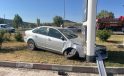 Akaryakıt istasyonunun tabelasına çarpan otomobildeki 2 kişi yaralandı