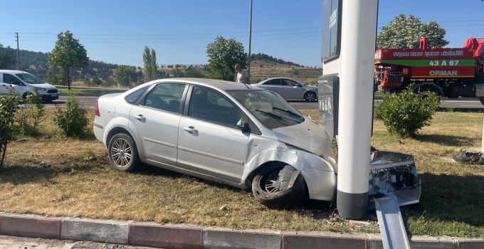 Akaryakıt istasyonunun tabelasına çarpan otomobildeki 2 kişi yaralandı