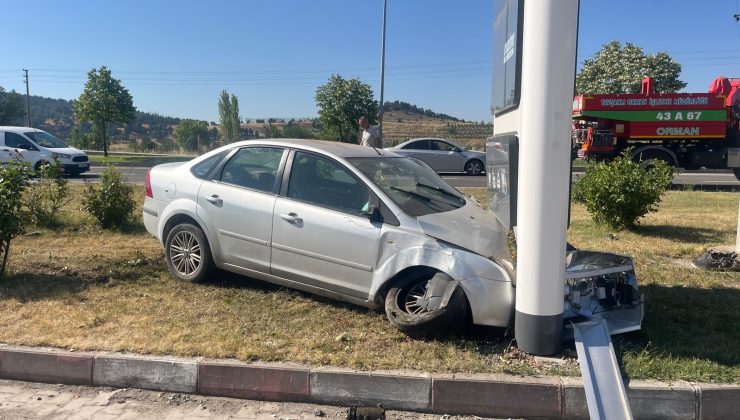 Akaryakıt istasyonunun tabelasına çarpan otomobildeki 2 kişi yaralandı