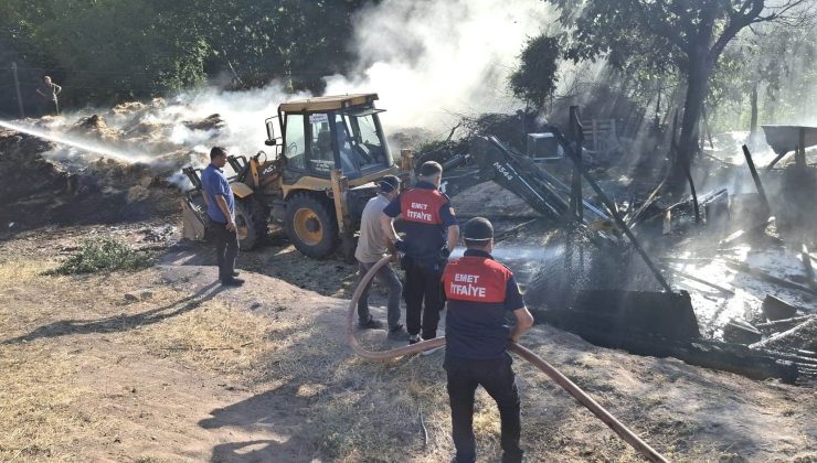 Ahır ve samanlıkta çıkan yangında 2 büyükbaş hayvan telef oldu
