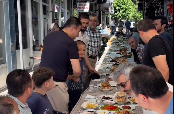 Başkan Akel esnafla kahvaltıda buluştu