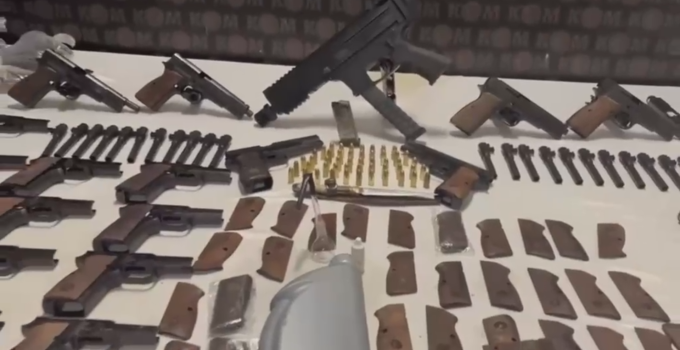 İki araçta binlerce silah parçası ve uyuşturucu madde ele geçirildi