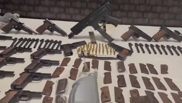 İki araçta binlerce silah parçası ve uyuşturucu madde ele geçirildi