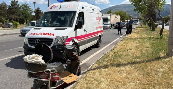 ÇEVRE YOLUNDAN KARŞIYA GEÇMEYE ÇALIŞIRKEN OTOMOBİL İLE ÇARPIŞTI