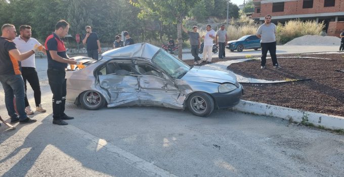 KAVŞAKTA KORKUTAN KAZA: 2 KİŞİ YARALANDI