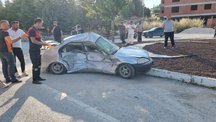KAVŞAKTA KORKUTAN KAZA: 2 KİŞİ YARALANDI
