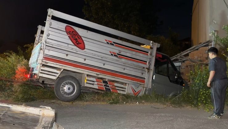 ALKOLLÜ SÜRÜCÜ KAMYONETİYLE EVİN BAHÇESİNE DALDI